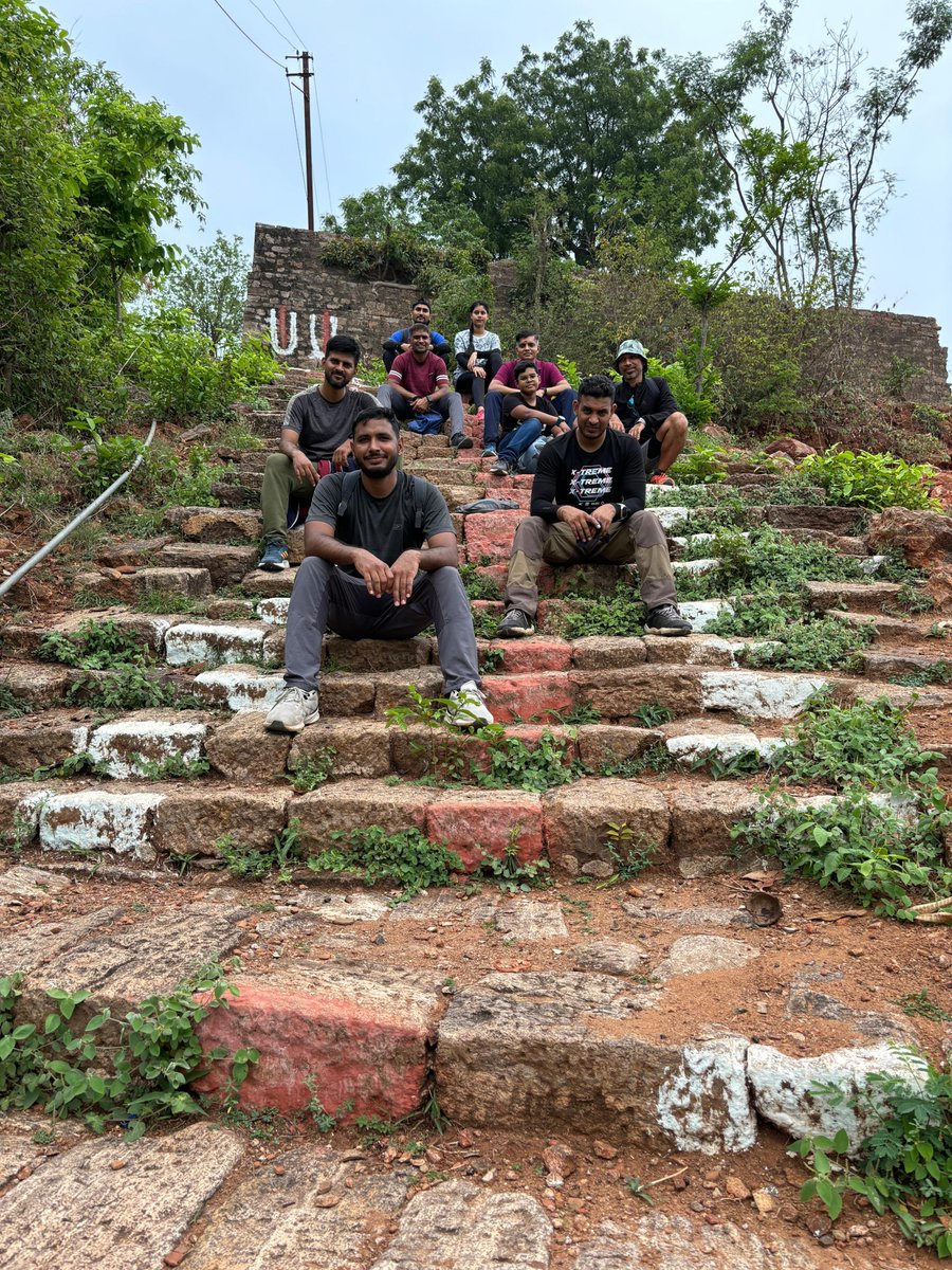 🌿 #OutdoorSundays 🚶🏽A Trek to Remember ✨As dawn whispers over the horizon, the hills awaken, revealing the blue skies above. A perfect time to recharge and reconnect with nature's serene beauty #DegaFamilyTrekMornings