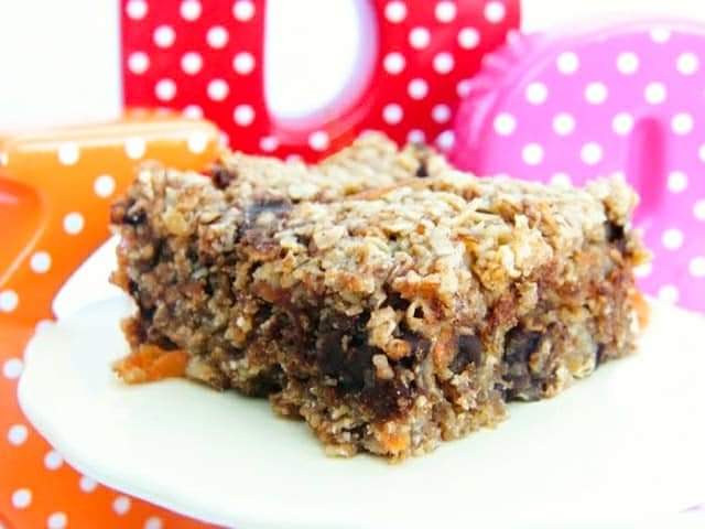 Today I'm sharing an easy bake. Scottish Carrot, Banana & Choc Chip Flapjacks. Add them to lunch boxes, serve them with a cuppa, eat them flying out the door for a quick energy boost breakfast or take them with you when you go out for a walk. tinnedtomatoes.com/2012/05/carrot…