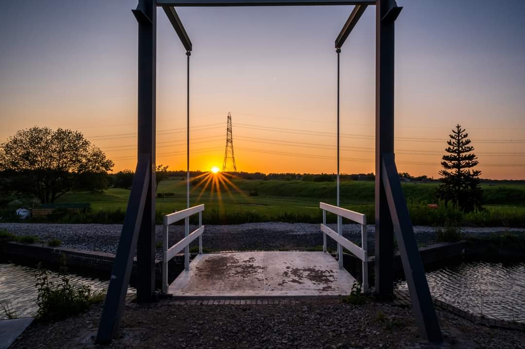 Beautiful sunset at the Darnford Moors Ecology Park liftbridge.

📷 photo by Rob Clayton