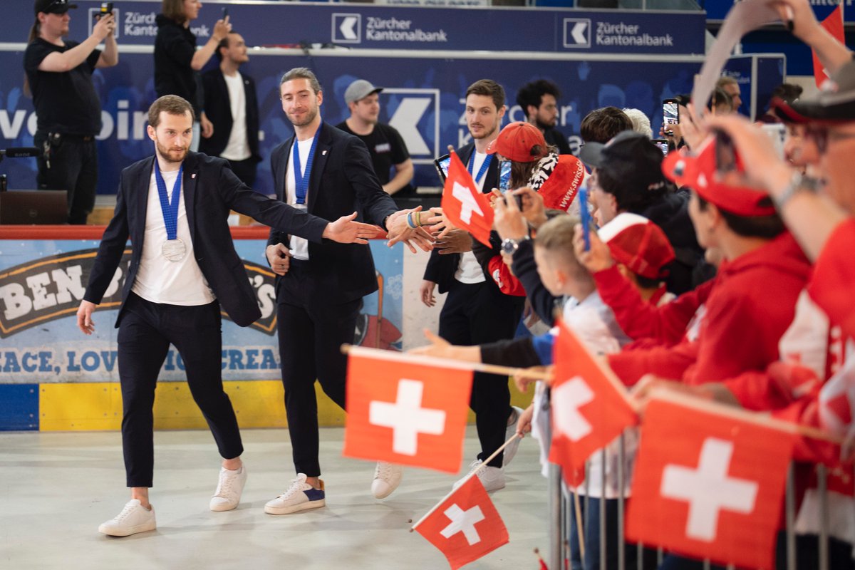 HCD_offiziell's tweet photo. 1x 🥇 5x 🥈! Miar sind stolz uf üsi #Davoser. Herzliche Gratulation und geniesst eure wohlverdienten Ferien. #44Stransky, #10Ambühl, #20Fora, #90Jung, Stefan Steiner und Thomas Ritter. #MensWorlds https://t.co/uNtyyRo44e