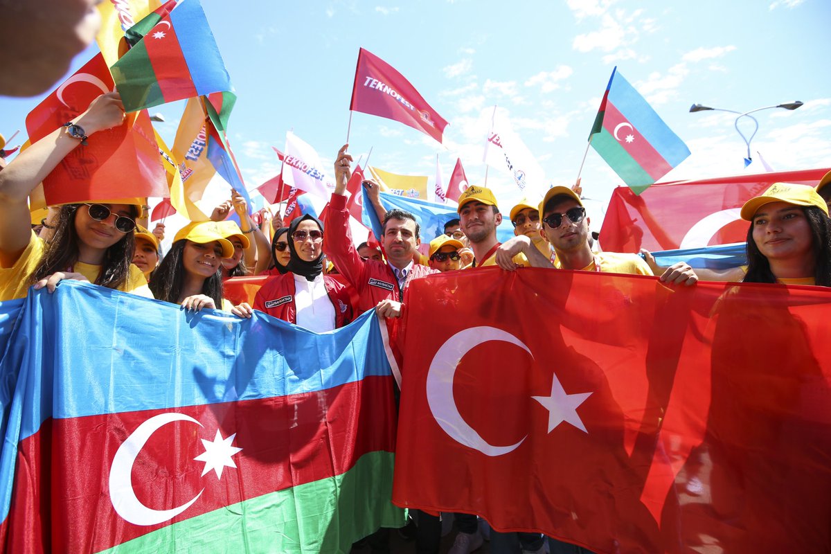 'Bir kere yükselen bayrak bir daha inmez.” 🇹🇷🇦🇿 Kardeş ülkemiz Can Azerbaycan’ın Bağımsızlık Günü kutlu, birlik ve beraberliğimiz daim olsun! 'Bir defa yükselen bayraq bir daha enmez.' 🇹🇷🇦🇿 Qardaş ölkemiz Azerbaycan'ın Müsteqillik Günü mübarek, birliğimiz ve hemreyliyimiz