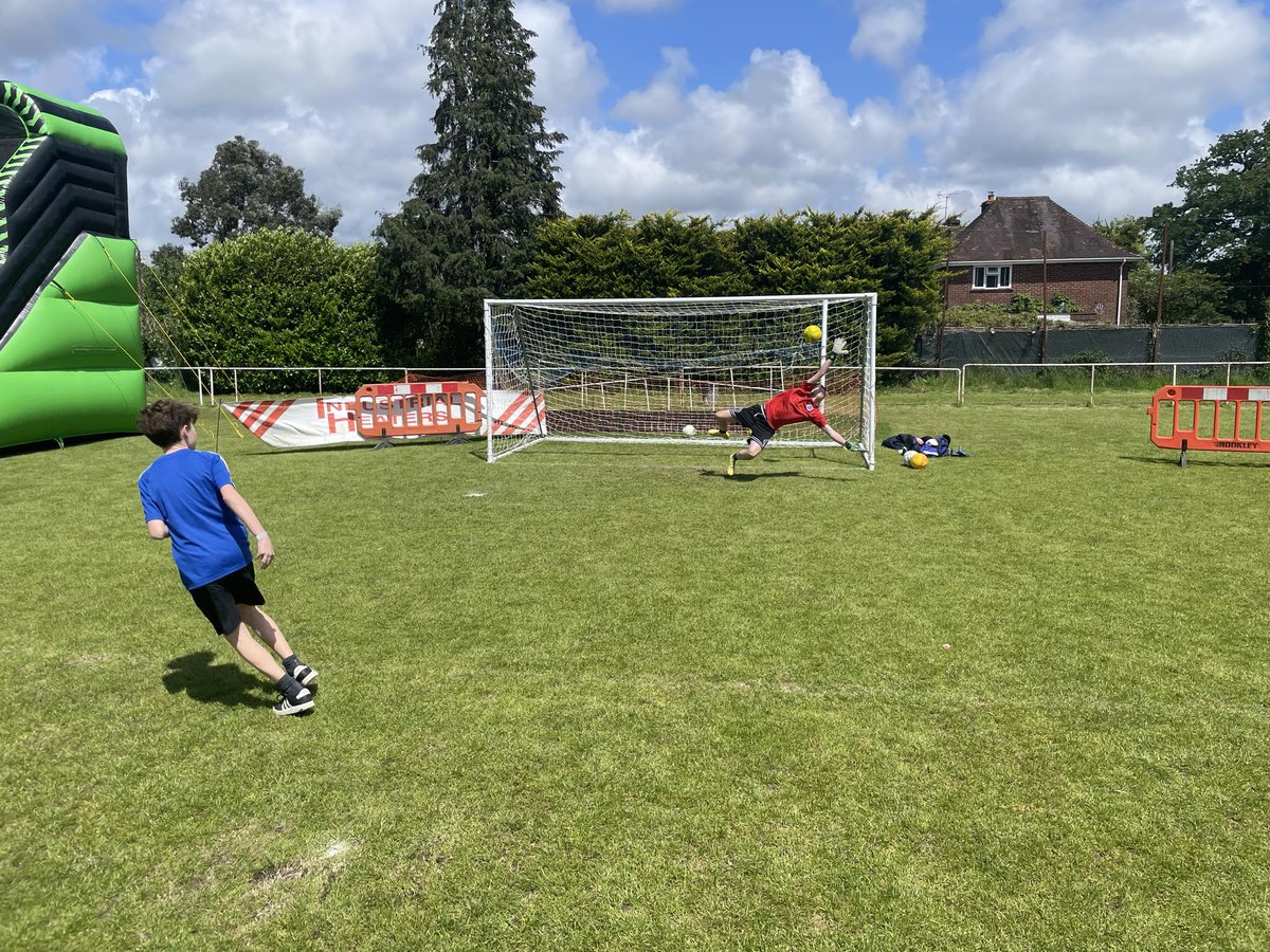 BEAT THE GOALIE AT BROCKSTOCK

Thank You to our Goalkeepers who had plenty of practice in our Beat the Goalie Competition at BrockStock 👏