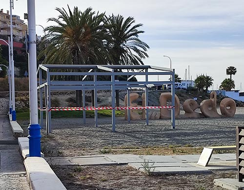 _ElObservador_'s tweet photo. Vecinos denuncian que el chiringuito de Marta Huete levanta una terraza en la arena de la playa de El Dedo. Huete es concejala y 2ª de la alcaldesa Del Cid (PP) en Torremolinos, y esposa de Villafaina, presidente de la Asoc. Empresarios de Playas
https://t.co/iMbppAtqTL https://t.co/llGs6cbWrI