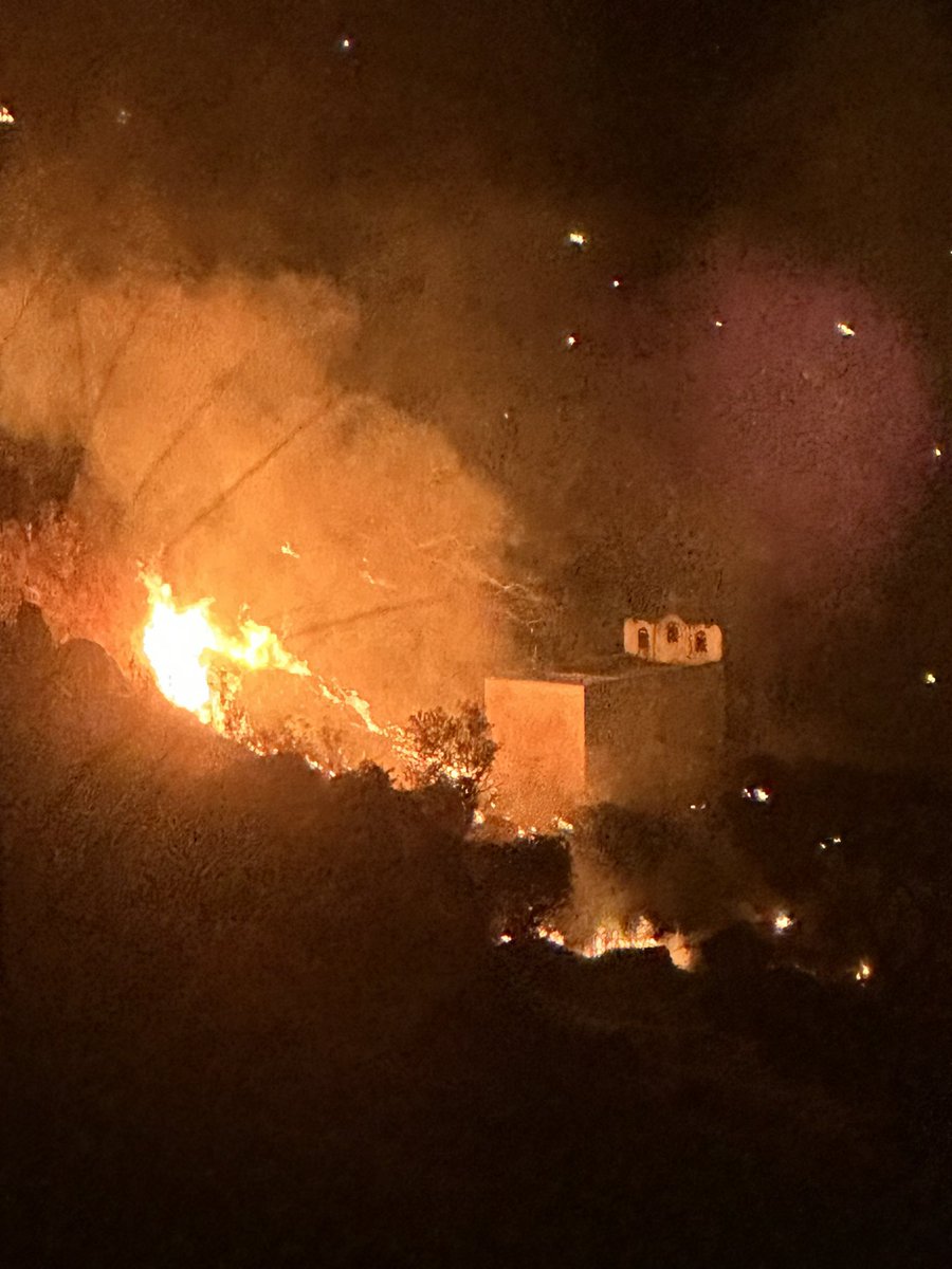 Repertorio_'s tweet photo. @PCJalisco @ZapopanGob @JuanJoseFrangie  se incendia la barranca del Río San Juan de Dios, parte del Área protegida Barranca de Huentitán. Las llamas han alcanzado la capilla de nuestra señora de Talpa https://t.co/a25JYf9Vua