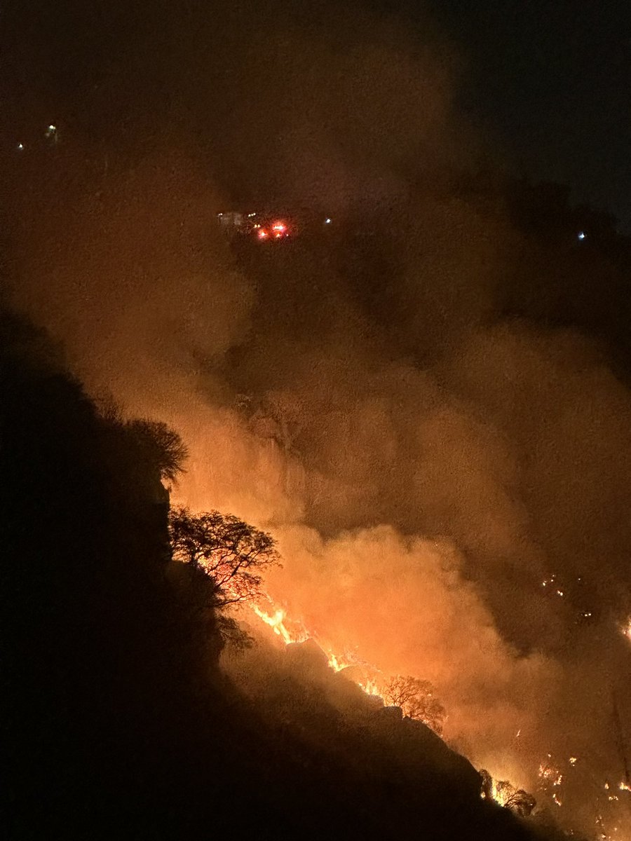 Repertorio_'s tweet photo. @PCJalisco @ZapopanGob @JuanJoseFrangie  se incendia la barranca del Río San Juan de Dios, parte del Área protegida Barranca de Huentitán. Las llamas han alcanzado la capilla de nuestra señora de Talpa https://t.co/a25JYf9Vua