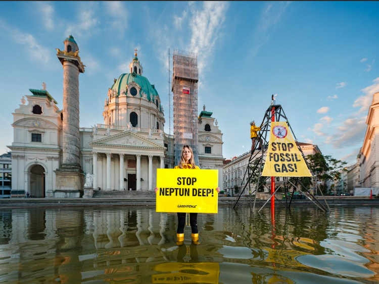 GreenpeaceCEE's tweet photo. Today is @omv’s annual general meeting. If they would find fossil gas under Vienna’s historical Karlsplatz, OMV would certainly drill there. Because for fossil fuel companies it doesn’t matter how worthy of protection a place is. 1/2 https://t.co/UGKjxJdy8A