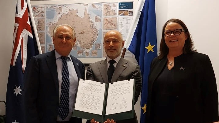 SIGNED! 🇪🇺🤝🇦🇺 The EU and Australia signed a new partnership in critical raw materials. This MoU is a leap forward in securing more sustainable critical raw materials for the EU, while boosting investment in Australia. Press release 👉 europa.eu/!6t6QG #EUinAUS