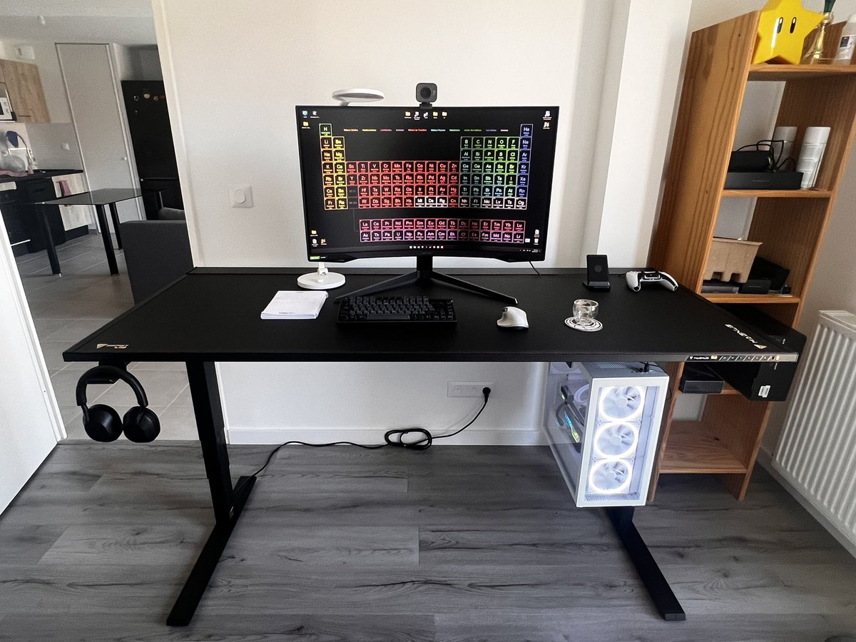 Gugoo81's tweet photo. Nouvel appartement, nouveau setup, nouveau bureau ! 

Je rejoins la team #Secretlab avec ce Magnus Pro XL !

Un bel objet, je me demande si mes bras d’écran seront compatibles avec l’arrière biseauté cependant 🤔🥰

#pub https://t.co/fyzl6pe7uc