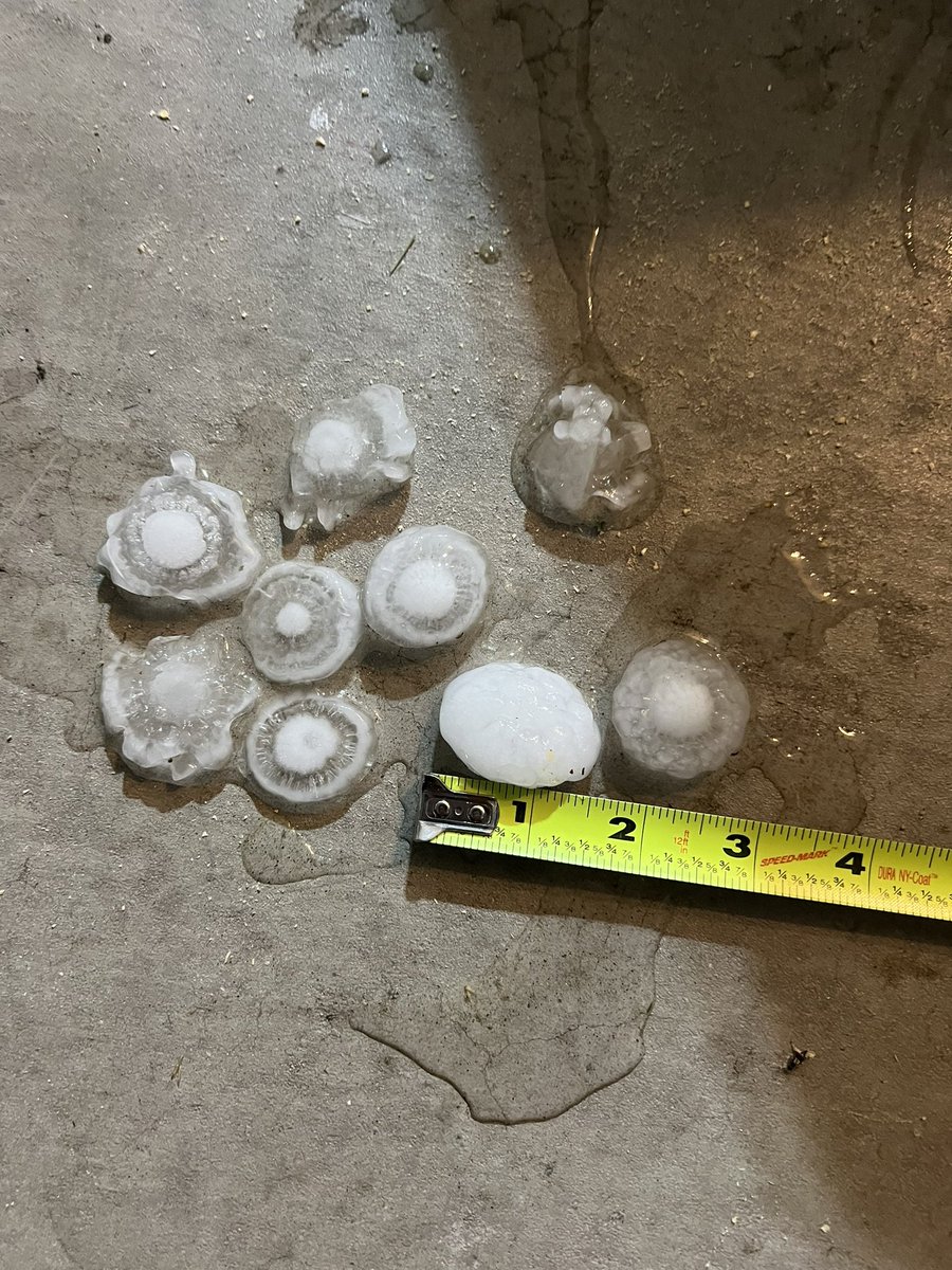 JaredTrupp's tweet photo. @NWSNorman 1.5” hail in Lawton 2 mile east of I44 just few minutes ago https://t.co/YuDqyn12c1
