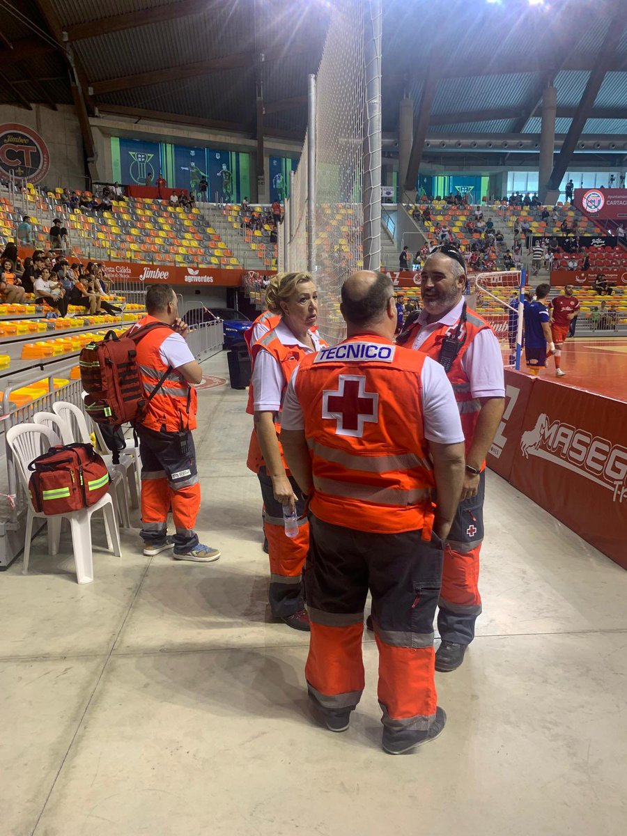 CruzRojaRMurcia's tweet image. Ayer, asistimos al play off del @JimbeeCartagena en el #palacio de los deportes del @AytoCartagenaES. Dando cobertura sanitaria al partido. #sermejores #preventivoscruzroja #voluntariado #jimbeeCartagena #futbolsala