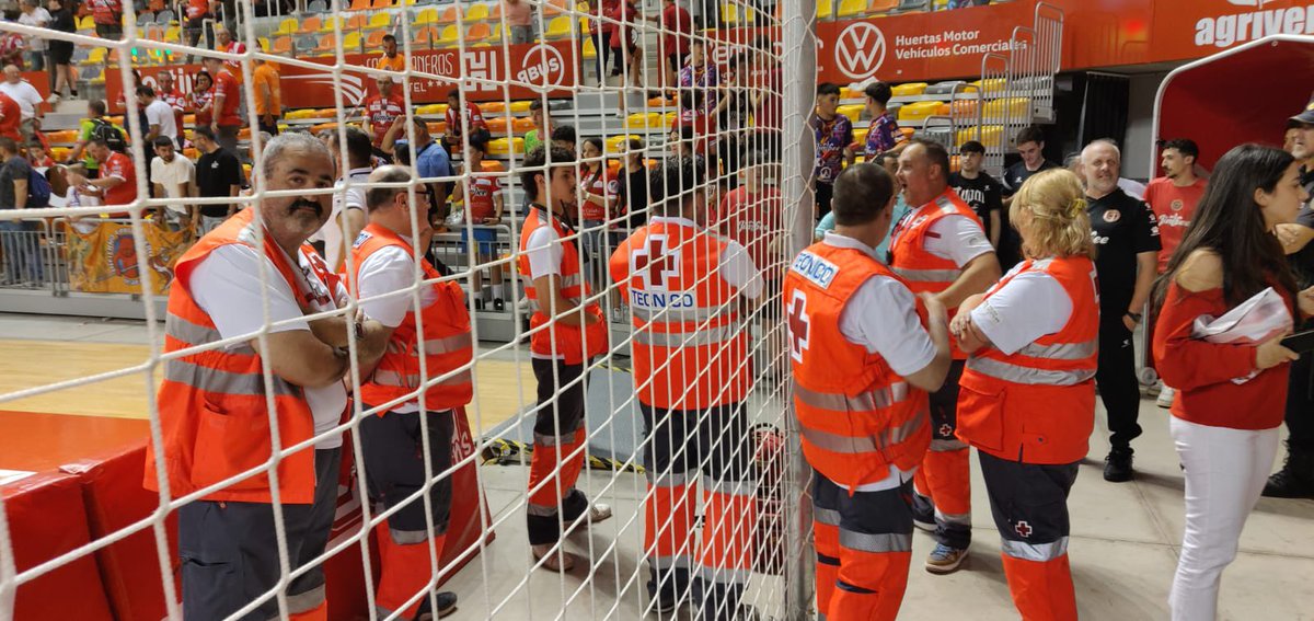 CruzRojaRMurcia's tweet image. Ayer, asistimos al play off del @JimbeeCartagena en el #palacio de los deportes del @AytoCartagenaES. Dando cobertura sanitaria al partido. #sermejores #preventivoscruzroja #voluntariado #jimbeeCartagena #futbolsala