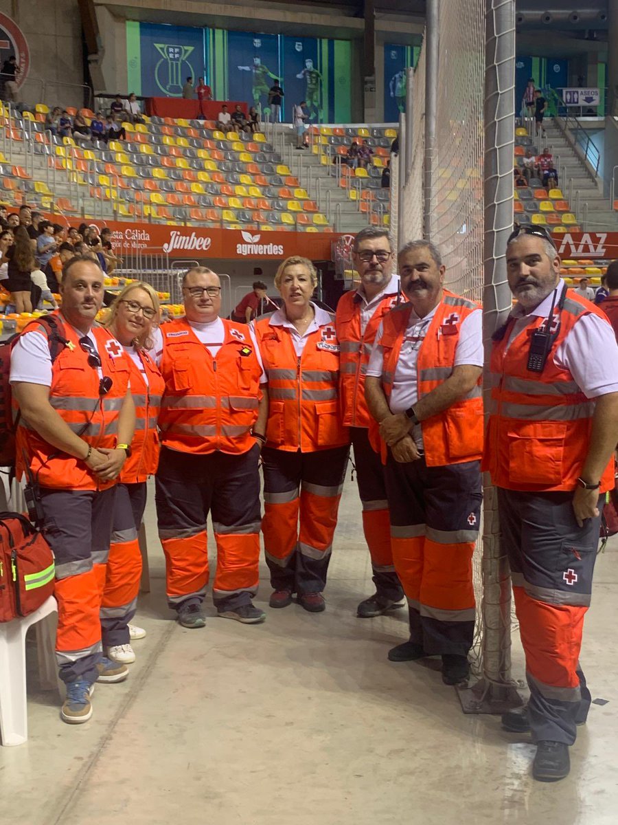 CruzRojaRMurcia's tweet image. Ayer, asistimos al play off del @JimbeeCartagena en el #palacio de los deportes del @AytoCartagenaES. Dando cobertura sanitaria al partido. #sermejores #preventivoscruzroja #voluntariado #jimbeeCartagena #futbolsala