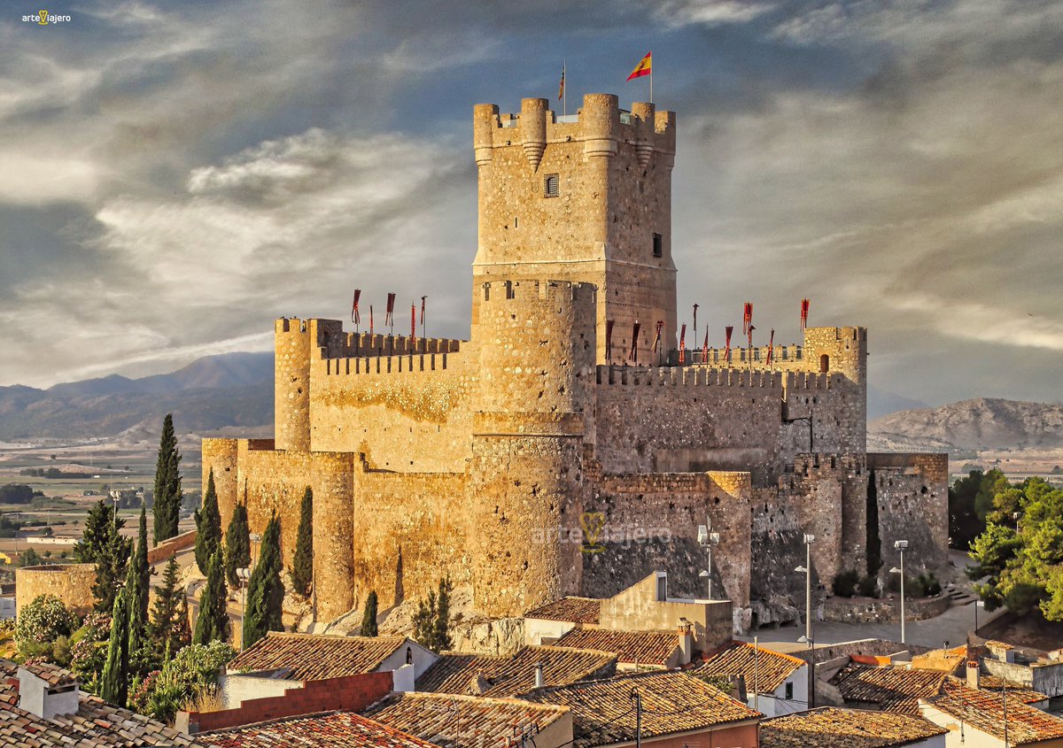 El Castillo de la Atalaya (Villena) es uno de los ejemplos más interesantes de fortalezas medievales en la provincia de #Alicante. La gran torre del homenaje es la parte más destacada de este magnífico conjunto arquitectónico del S. XIV
#FelizMartes #BuenosDias