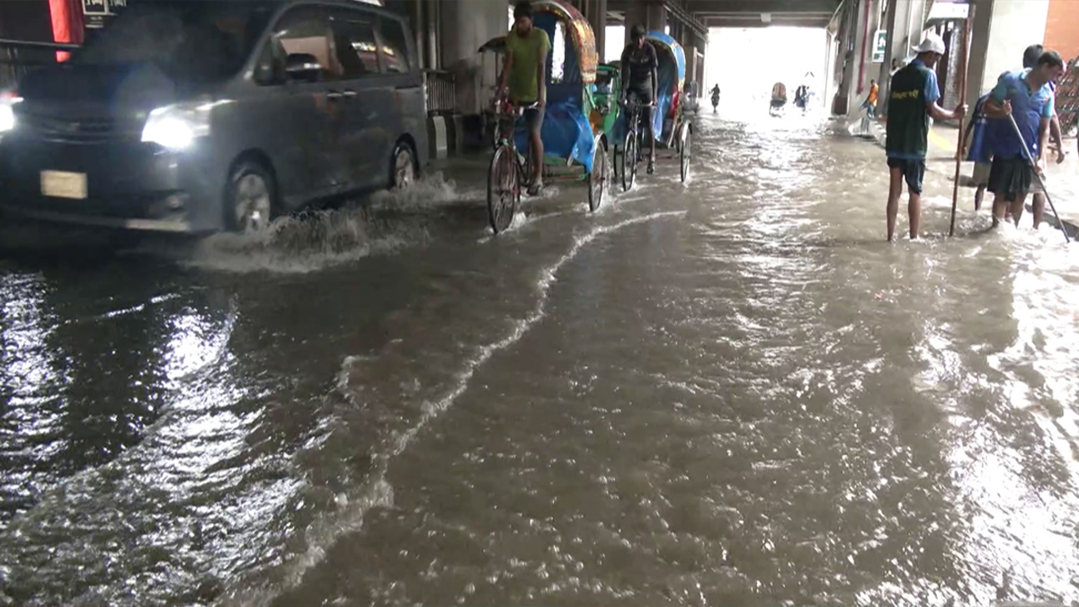ঝড়-বৃষ্টি ও জলাবদ্ধতায় দুর্ভোগে রাজধানীবাসী
