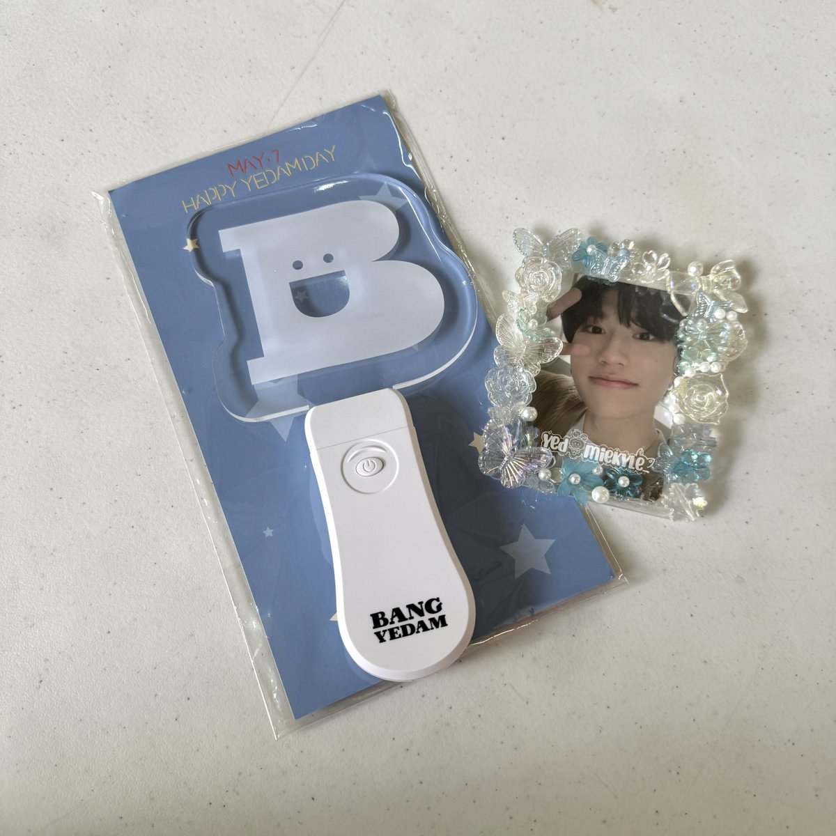 yedamiekyle_'s tweet photo. ☁️ #yedamiekyle_buys

[052824💌]

hi ate @damdicart got my acrylic lightstick na! omg! ready na talaga ako eme HAHAHAHA til next time po! 🫶🏻✨ #fromDAMDI https://t.co/qpH7oAWVLN
