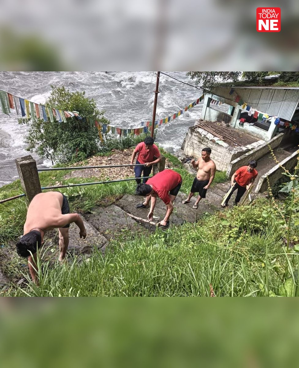 #Arunachal: Lumla Zilla Parishad Member (ZPM) Thutan Gombu and his team conducted a thorough cleanliness drive at the Grenghar hot water spring on May 28, demonstrating an unwavering commitment to cleanliness and community well-being. 

#CleanlinessDrive #RiverCleaning #Tawang