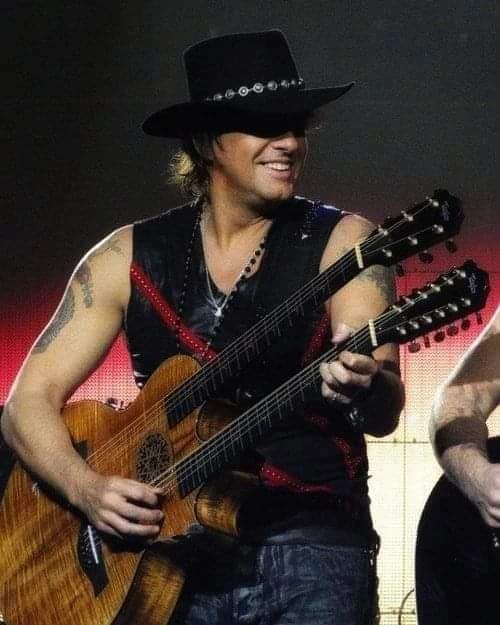 Happy SamboraTuesday 🥰☕
📷 unknown author 
#richiesambora #richiesamborafan #guitar #guitarist #bonjovi #samboraddicted #singer #songwriter #rock #music #tuesday