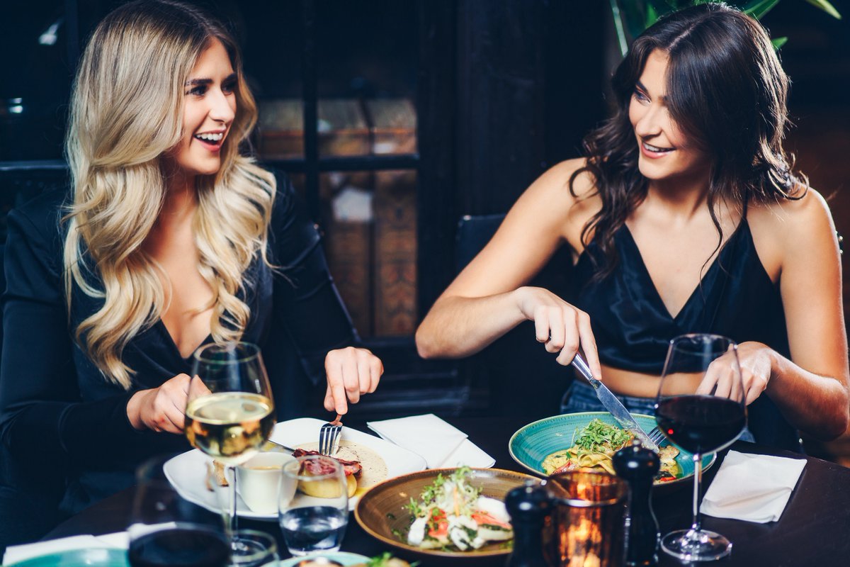 Nights at The Maven Restaurant - a perfect spot for dinner with friends, date night or family get-togethers ✨