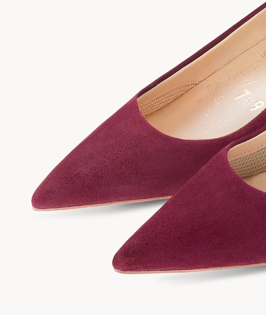 shawnwxn123's tweet image. Bayberry 4.0: Elegance meets comfort. 🌹👠 Air-touch foam, anti-slip grip &amp;amp; a chic 50mm kitten heel in lush red suede. Step in &amp;amp; stand out! #HeelsForWomen #StyleWithEase