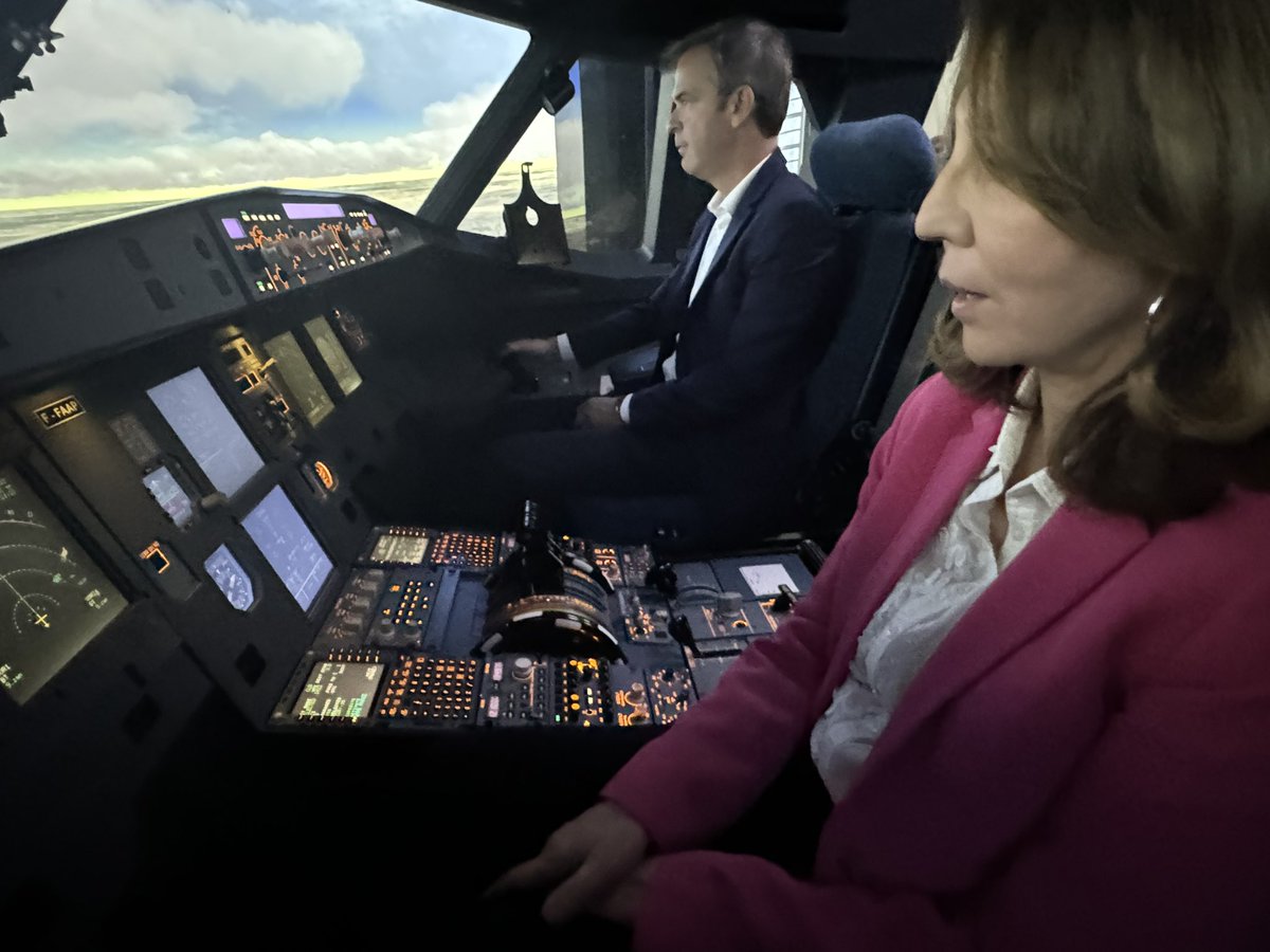 CorinneVignon's tweet photo. 🛩️À l’occasion de la visite de mon ami @olivierveran sur la 3ème circonscription de la Haute-Garonne,  j’ai eu le plaisir de lui faire visiter l’ @enacfrance pour rencontrer la direction et les représentants des élèves. 

Ici sont formés les ingénieurs, contrôleurs aériens et personnels qui garantissent notre sécurité dans le 🌏 entier. 

👏 et 🙏 encore à tous pour votre accueil.