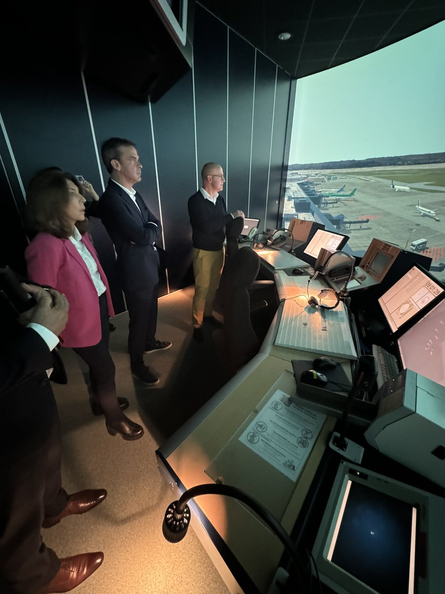 CorinneVignon's tweet photo. 🛩️À l’occasion de la visite de mon ami @olivierveran sur la 3ème circonscription de la Haute-Garonne,  j’ai eu le plaisir de lui faire visiter l’ @enacfrance pour rencontrer la direction et les représentants des élèves. 

Ici sont formés les ingénieurs, contrôleurs aériens et personnels qui garantissent notre sécurité dans le 🌏 entier. 

👏 et 🙏 encore à tous pour votre accueil.
