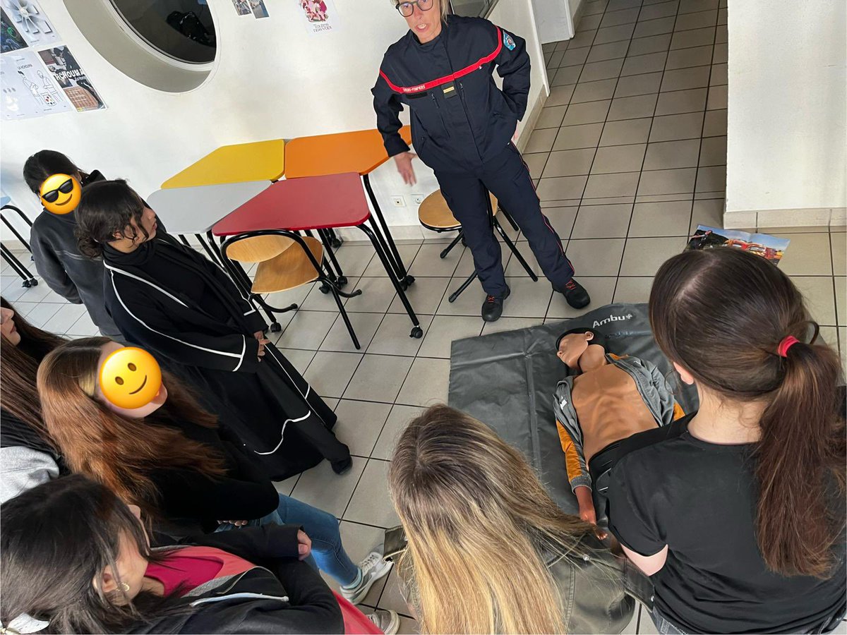 LyceeJeanMace's tweet photo. Les sapeurs-pompiers se présentent aux élèves ! Mieux connaître leur action, susciter engagement et vocation ! 🧑‍🚒 👨‍🚒 🚒 Merci à toutes et tous de votre participation ! @SDIS57 @GregoryPremon @acnancymetz @Dsden57 https://t.co/uJpRuUGS9A