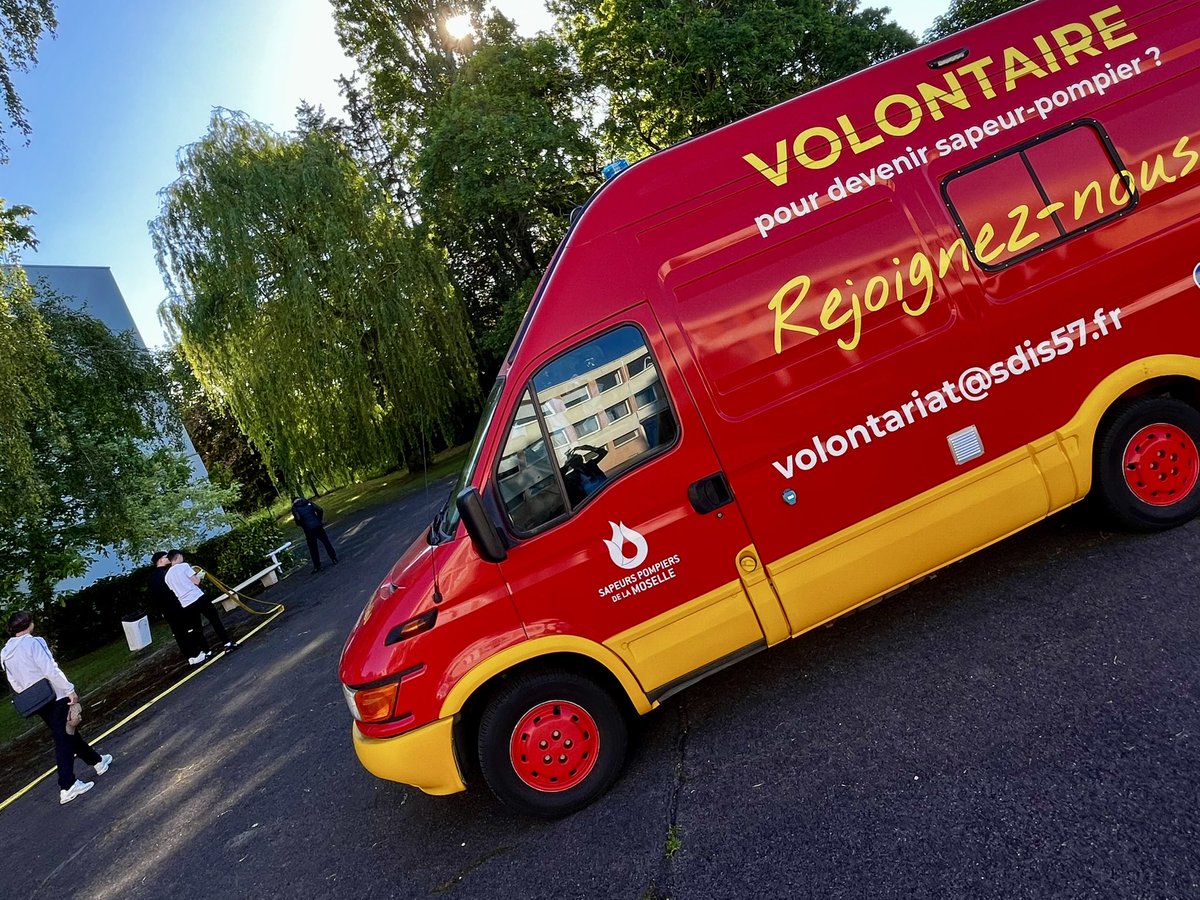 LyceeJeanMace's tweet photo. Les sapeurs-pompiers se présentent aux élèves ! Mieux connaître leur action, susciter engagement et vocation ! 🧑‍🚒 👨‍🚒 🚒 Merci à toutes et tous de votre participation ! @SDIS57 @GregoryPremon @acnancymetz @Dsden57 https://t.co/uJpRuUGS9A