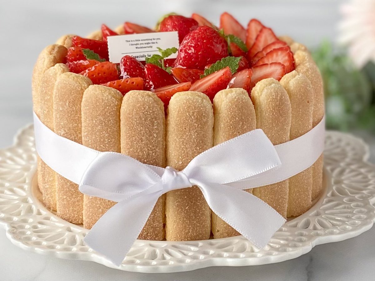 今日のおやつは苺のシャルロットケーキ🍓
苺の季節が終わる前に作れて良かった〜！
市販のフィンガービスケットを使ったから、中に入れる苺ムースだけ作ったらあとは組み立てるだけ〜😘見た目よりお手軽なの🤭💕