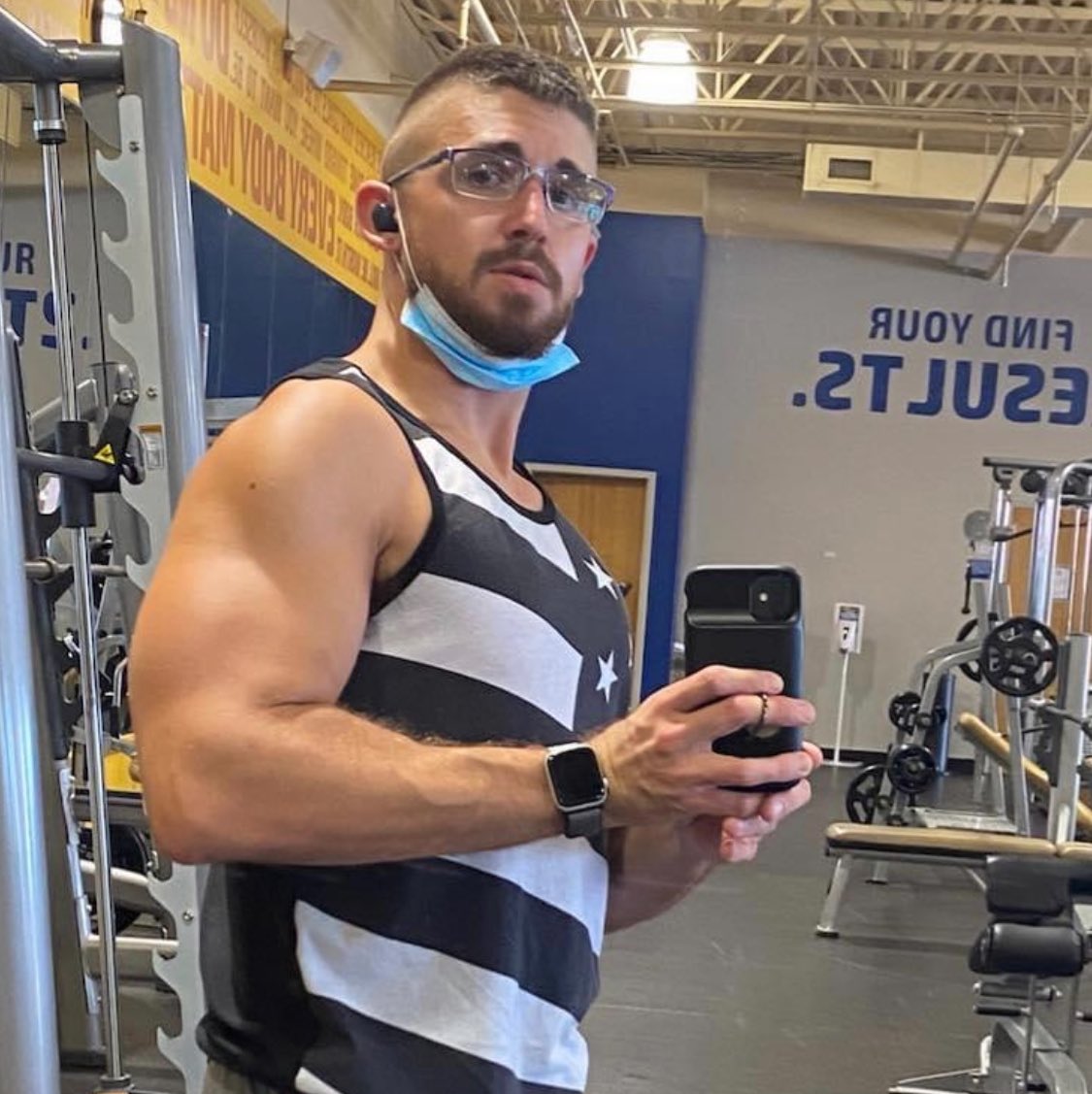 Today, my art is these biceps and my paintbrush, the dumbbells 💪