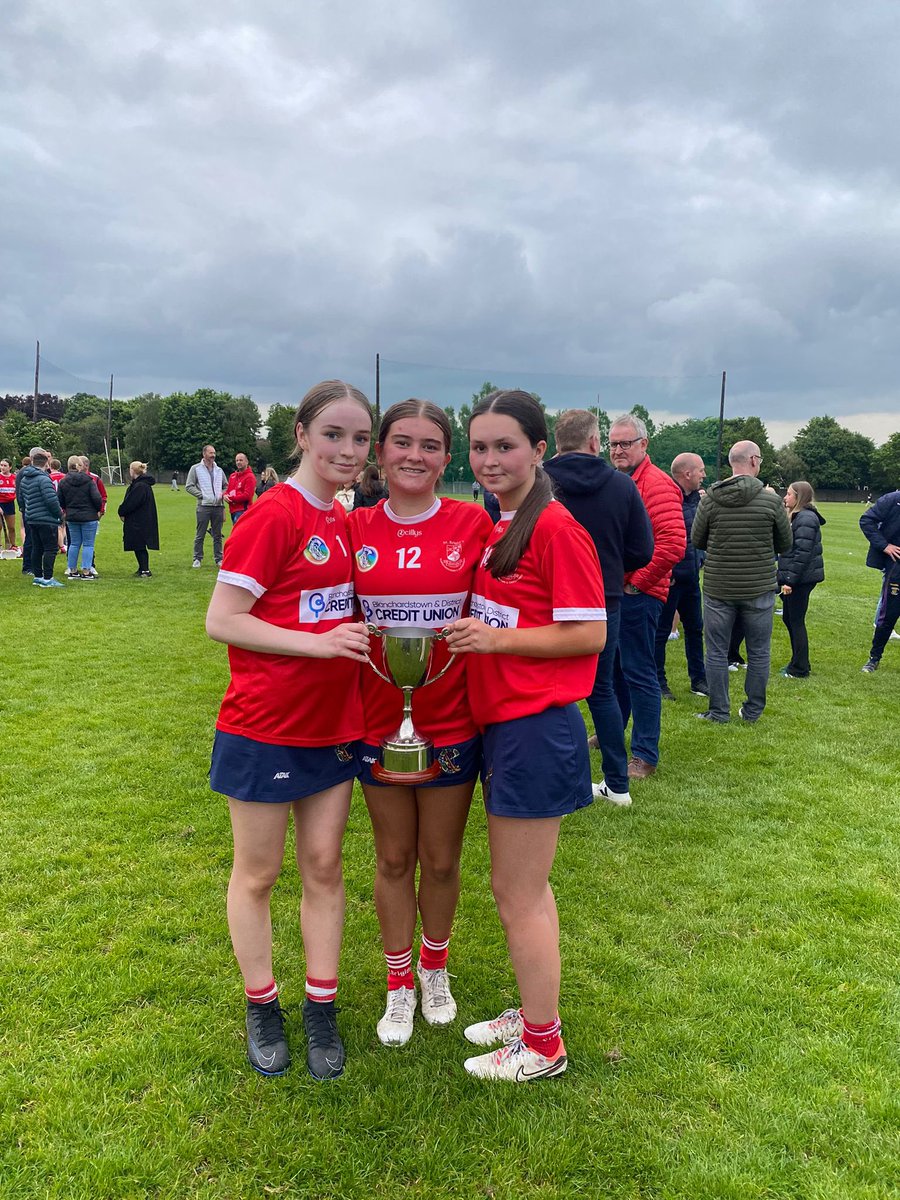 Well done to TY students Elle Ryan and Katie Lyon’s who won their camogie Division 1 league over the weekend ! @lecheiletrust1 @LoretoFaithDev 👏👏👏💙♥️