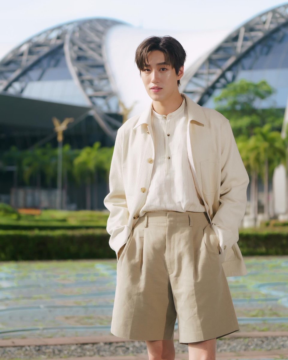 TatlerThailand's tweet image. ‘ต่อ-ธนภพ’ มุ่งหน้าสู่ฮ่องกงกับ Loro Piana (@loropiana) เพื่อเข้าร่วมโชว์พรีเซนเทชั่นคอลเล็กชั่น Fall Winter 2024-2025 พร้อมกับ Airport Look ในโททัลลุคสไตล์เรียบง่ายสุดคลาสสิกโดยทั้งหมดมาจากคอลเล็กชั่น Spring Summer 2024 #TatlerFashion #Thanapob_lee #LoroPianaSS24 #AirportLook