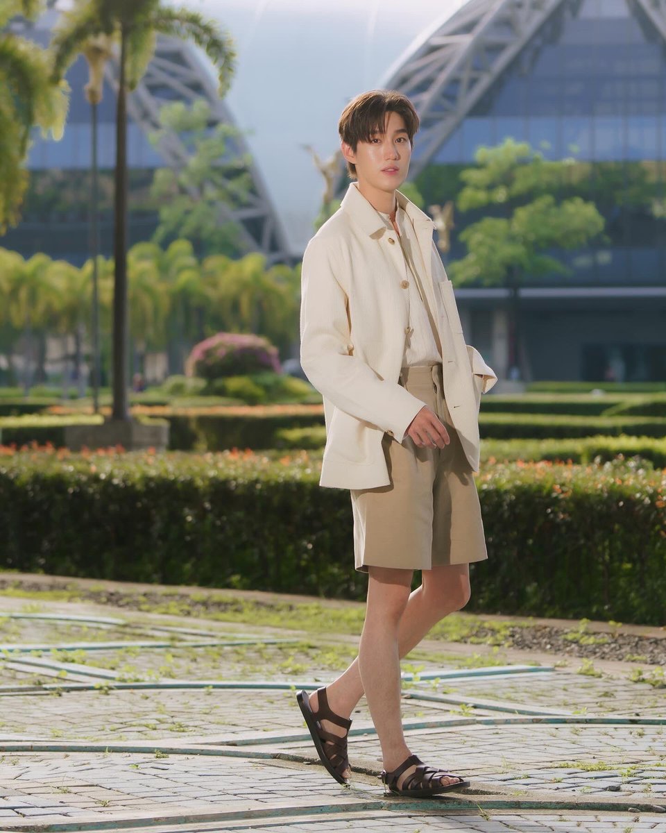 TatlerThailand's tweet image. ‘ต่อ-ธนภพ’ มุ่งหน้าสู่ฮ่องกงกับ Loro Piana (@loropiana) เพื่อเข้าร่วมโชว์พรีเซนเทชั่นคอลเล็กชั่น Fall Winter 2024-2025 พร้อมกับ Airport Look ในโททัลลุคสไตล์เรียบง่ายสุดคลาสสิกโดยทั้งหมดมาจากคอลเล็กชั่น Spring Summer 2024 #TatlerFashion #Thanapob_lee #LoroPianaSS24 #AirportLook