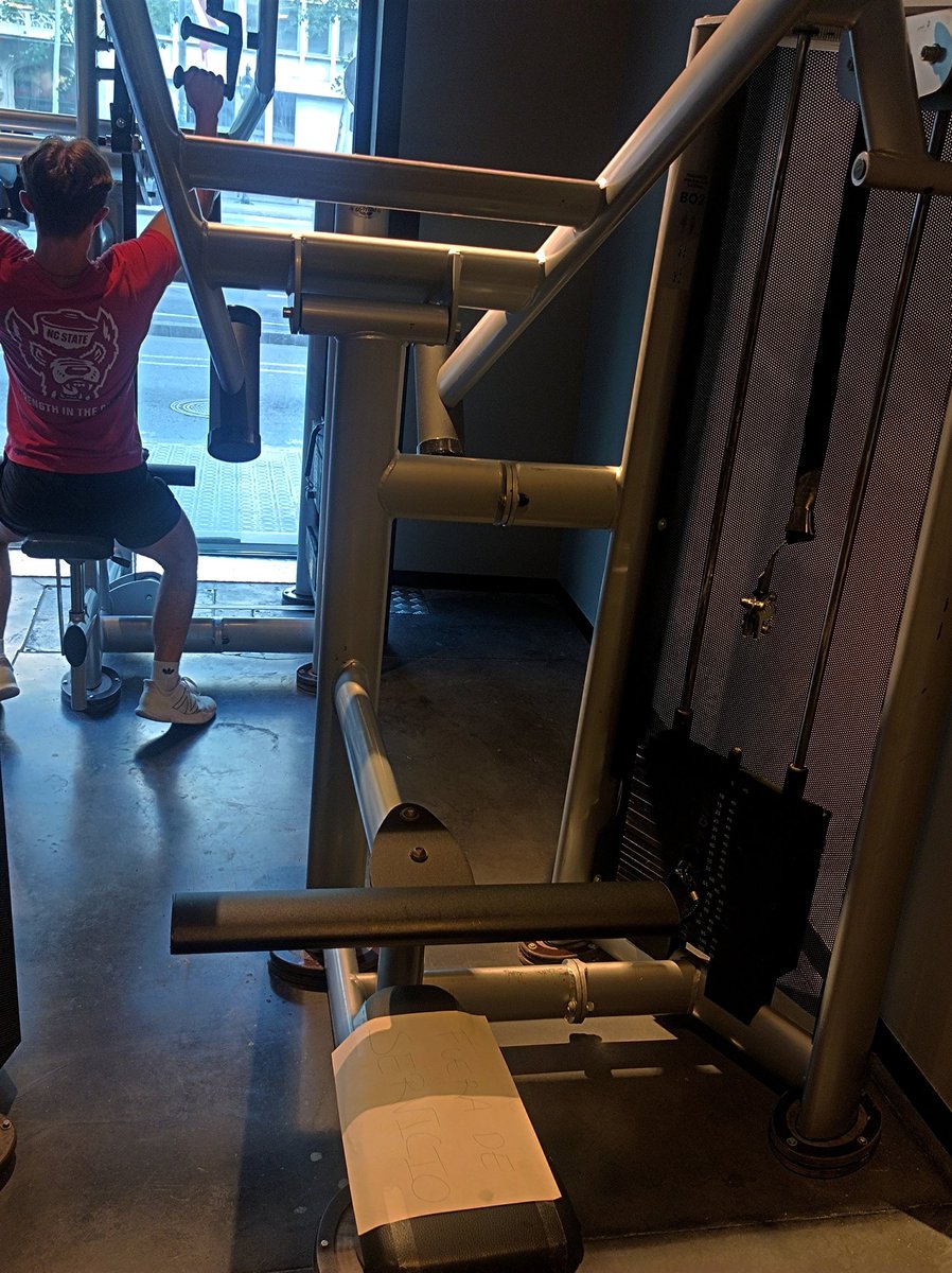 FlorSol_Ese's tweet photo. Una nueva semana en @mcfit_es en donde te cobran para que no puedas entrenar. A los baños sin papel higiénico y máquinas rotas desde Semana Santa, se suman una gotera y nuevas máquinas rotas! Dejen de estafar gente @McFIT #estafa #mcfit #barcelona https://t.co/NDmVnql9Ez