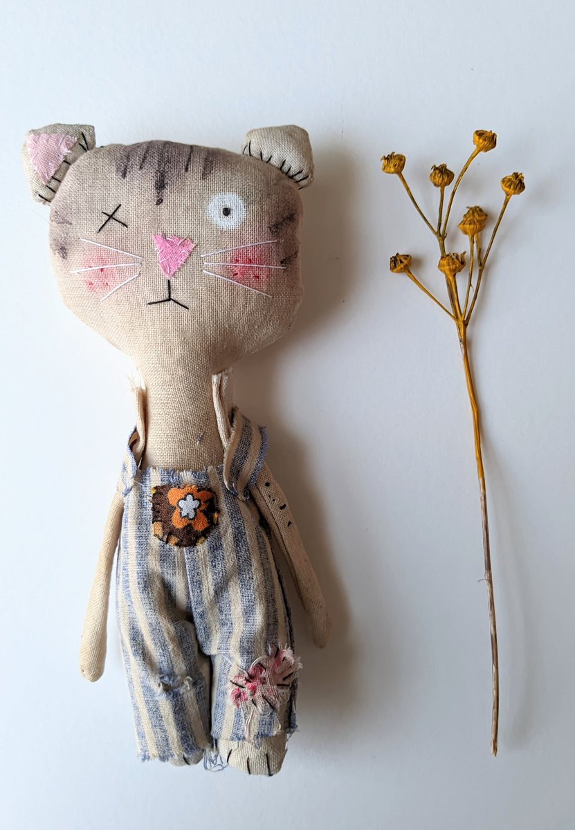 Morning #earlybiz and happy rainy Tuesday! This wee kitty is still available on my website. He is handmade, super cute and ready to be displayed in your home 😻 littlebirdofparadise.bigcartel.com/product/little… #MHHSBD #CraftBizParty