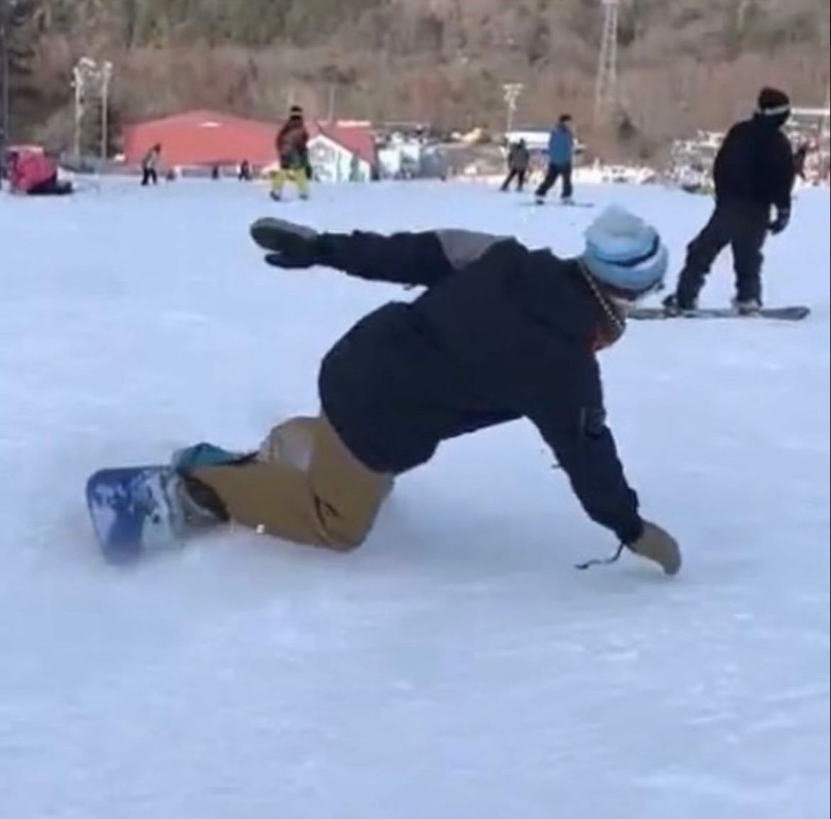 tsuru_ski_sb's tweet photo. 【幹部紹介】
保健係
名前：平野右陸（ひらのゆうり）
所属：学校教育学科3年
出身地：岐阜県
〈紹介〉
頼れるお兄さん的存在であるがマイペースでかなりの天然であり会話では相手を置いていくことが多い。スノーボードの腕前は確かなもので、教えてもらった部員は皆一日で滑れるようになってしまう♪ https://t.co/vZao4C0A8B