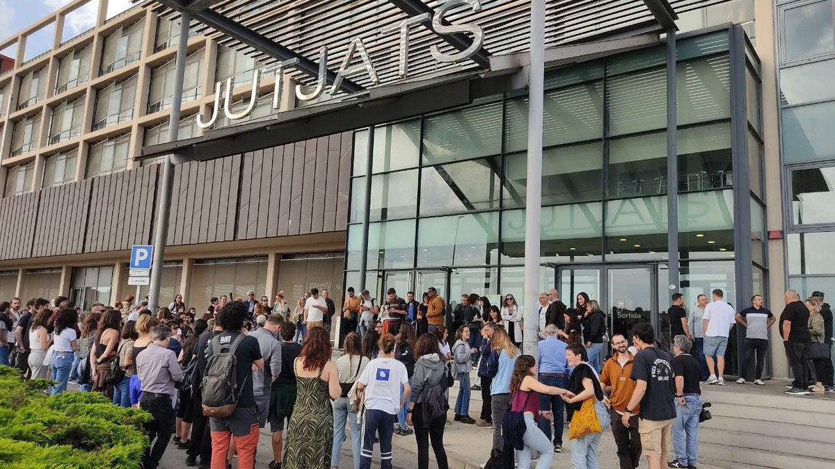 #REPRESSIÓ | Segon dia de judici contra set feministes per tallar les vies de FGC durant la vaga #8M de 2018 directa.cat/comenca-el-jud… La fiscalia demana a les encausades <a href="/8MilMotius/">8 Mil Motius</a> tres anys de presó per a cadascuna i un total de 26.000 euros. Per <a href="/guimmart/">Guillem M.</a>