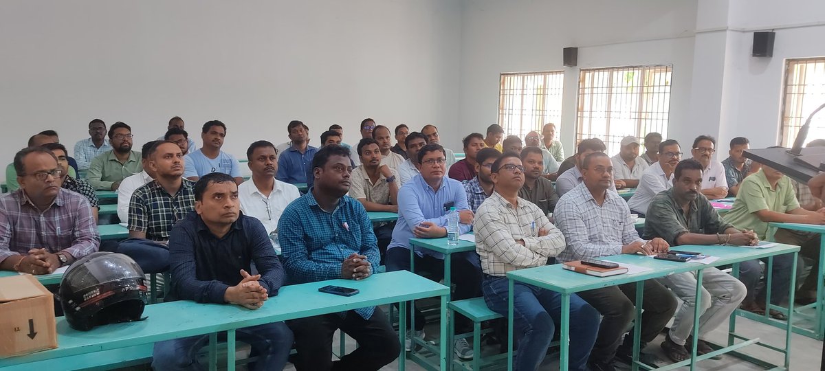 DEO & Collector, Rayagada visited 1st Round District Level Training Program on ' Counting of Votes' meant for Counting Supervisors & Counting Assistants held at Rayagada Autonomous College, #Rayagada . #election2024, #ElectionUpdate @ECISVEEP @OdishaCeo @ECISVEEP