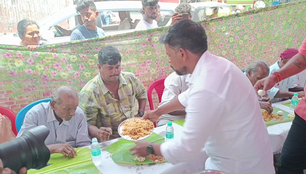 sunnewstamil's tweet photo. #NewsUpdate | உலக பட்டினி தினத்தை முன்னிட்டு சென்னை திருவொற்றியூரில் உள்ள 5 இடங்களில் மக்களுக்கு பிரியாணி வழங்கிய தமிழக வெற்றிக் கழகத்தினர்

#SunNews | #WorldHungerDay | #TVK https://t.co/48lzFYADpB
