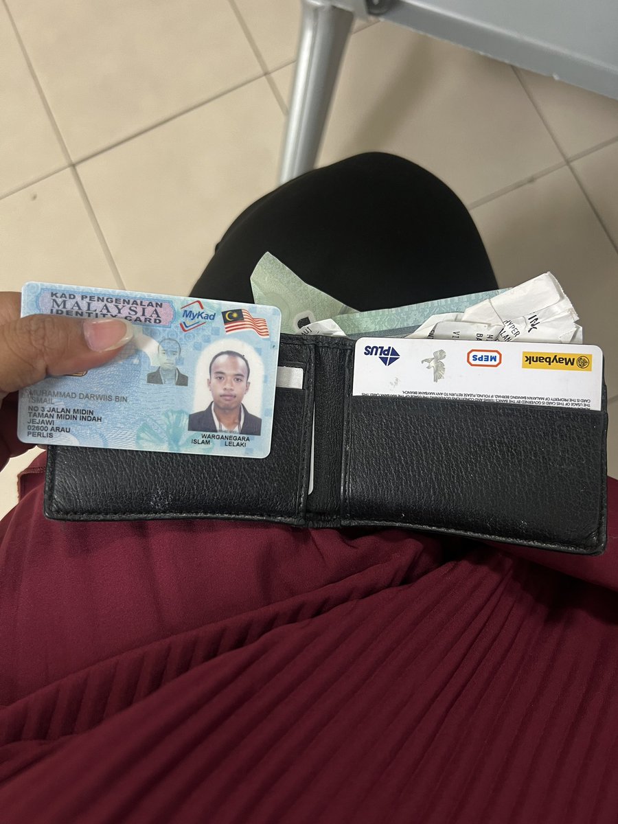 Help me out. I found this purse. Idk what to do.. 

Mana tahu boleh cari dia kat sini? Or just viralkan please.