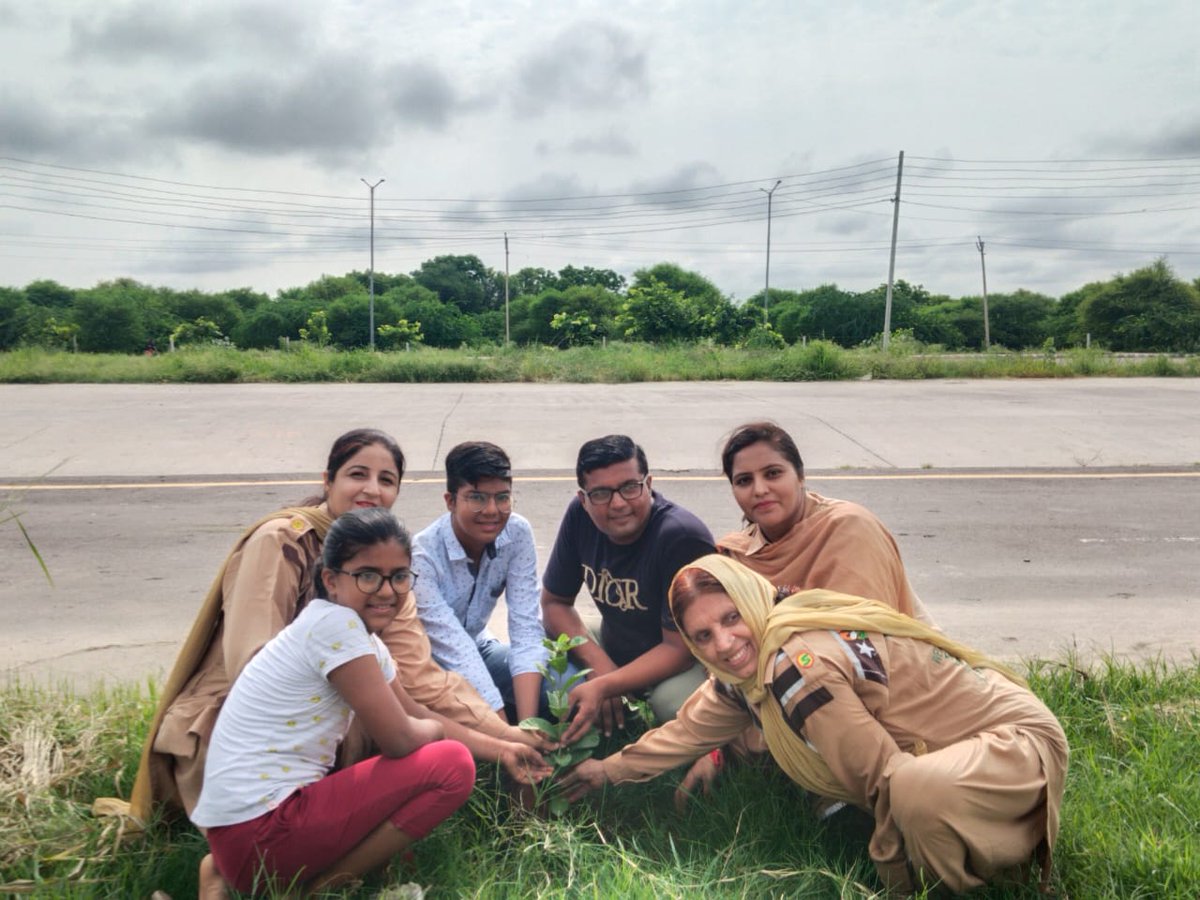 anitainsan119's tweet photo. जीने के लिए आक्सीजन जरूरी है, यह पेड़ पौधों से मिलती है।बढ़ती आबादी की वजह से प्रतिदिन पेड़ों को काटते जा रहे हैं,Saint Dr MSG जी के मार्गदर्शन में डेरा सच्चा सौदा के अनुयाई कोई भी खुशी का मौका हो पेड़ लगाकर मनाते हैं।आइए हम भी पेड़ लगाकर पर्यावरण को स्वच्छ बनाए
#TreePlantaion https://t.co/9gG4OVOjxD
