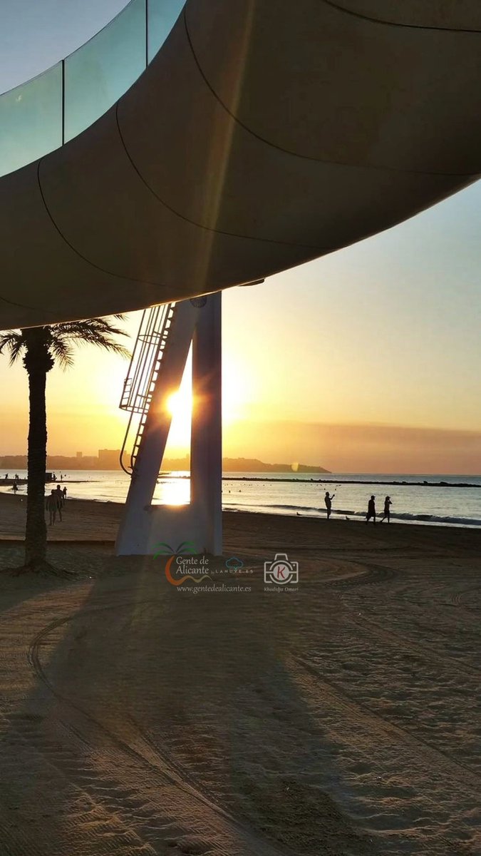 Feliz Martes #GentedeAlicante 😍🌞🌴⛱️😎Desde la playa del Postiguet con éste precioso amanecer os deseamos un Bon día a tots Familia!🥰

#Alicante #LaMillorTerretadelMón #España #CostaBlanca #lanuvees #EAlicantinas #enalicante #goodmorning #Mediterráneo #relax #sol #spain #love