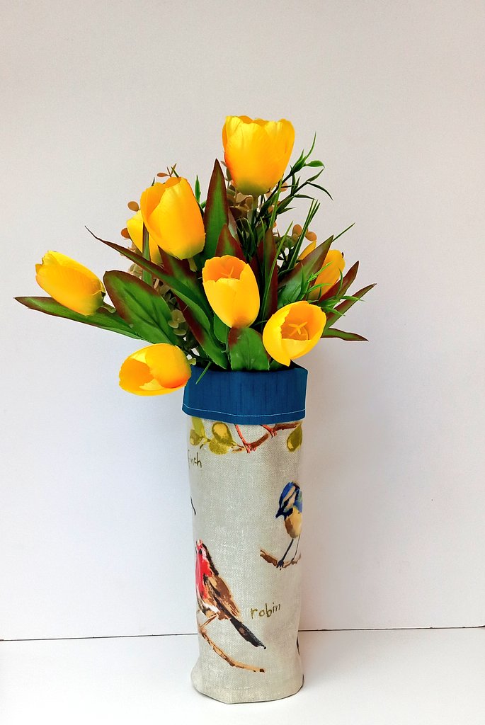 Morning #earlybiz here's one of my fabric Vases- just pop in a jam jar of water and freshly cut flowers 💐 This sewing workshop and more are now available to book 🪡 @HylandsEstate cosimas.co.uk/ourshop/cat_17…