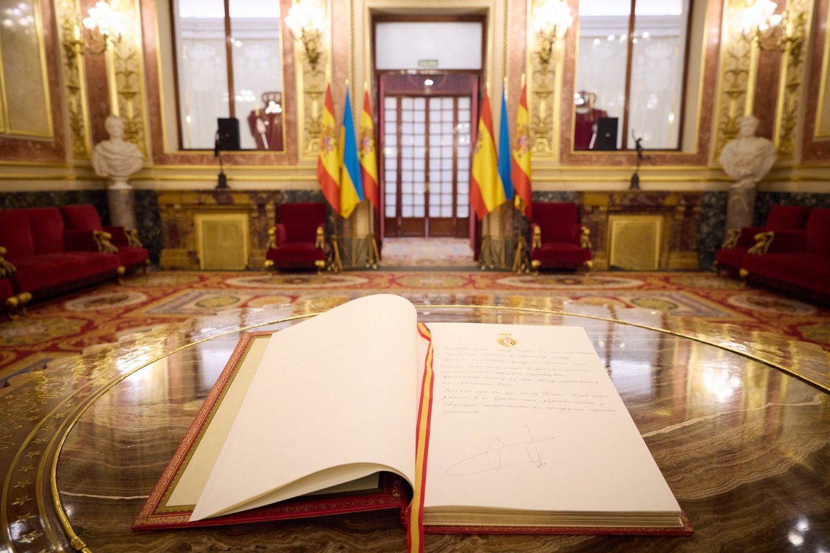 El 27 de mayo 2024, el Pdte. @ZelenskyyUa firmó ✍️ el libro de honor del @Congreso_Es de los Diputados de #España: 'Agradezco de corazón al pueblo español y a sus representantes en las Cortes Generales por el apoyo el prestado en el momento más difícil en la historia