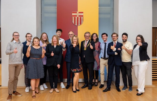Besondere Ehre für Prof. Dr. Sabine Schmitz.
Die erste  Vorstandsvorsitzende des BELZ ist vom belgischen Königshaus mit dem Titel „Offizier des belgischen Kronenordens" ausgezeichnet worden. #belgischebotschaftberlin #belgiennet #belz #belgischeskönigshaus #upb #stadtpaderborn