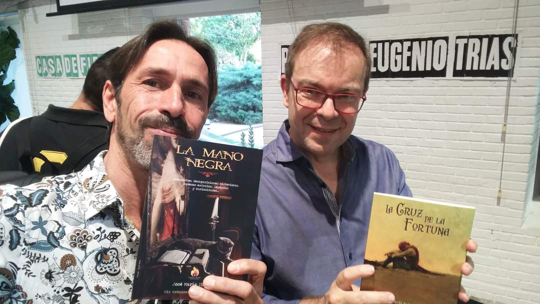 larealidadocul1's tweet image. Ayer nuestro amigo @jorgecoello73 y editor de @AnimaIgnisBooks le entregó el libro: #LaCruzDeLaFortuna de @efuenteib a @Javier__Sierra así como un ejemplar de #LaManoNegra escrito por nuestro director #JoséMariaIbáñez.