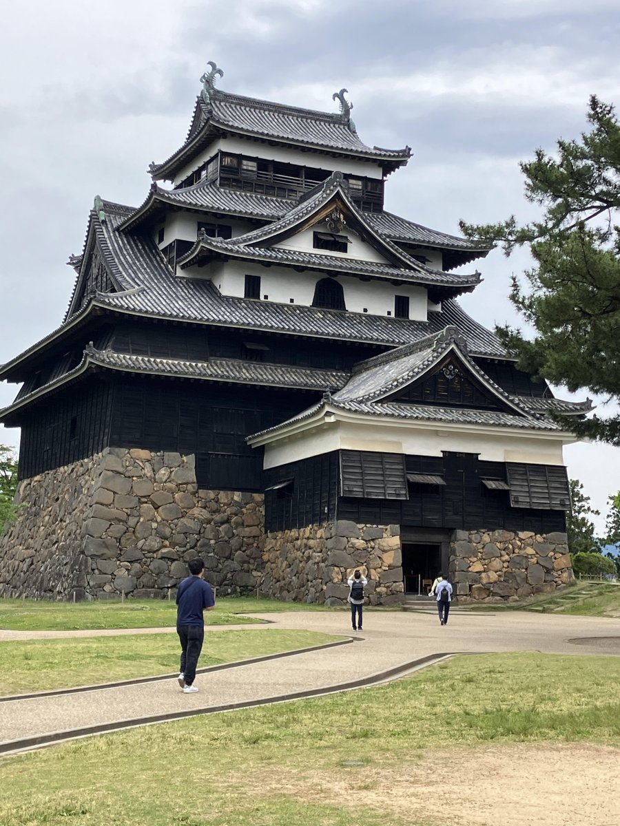 MRT_yagi's tweet photo. こんに���は😀

先日の島根県（一部鳥取県）旅行の続きです✈️

1泊目は松江に宿泊をして、松江城に行きました🏯
天守閣からは松江市街と宍道湖も見えました🏙️

夕方には宍道湖に沈む夕日を見に行きました🌇
きれいな夕日を見ることが出来て癒やされました❗️

　ヤギ

＃MRT株式会社
＃松江城
＃宍道湖 https://t.co/UXj17ZCSbT