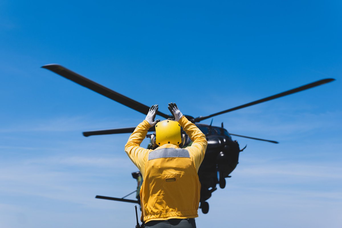 #MareAperto | Le PHA Dixmude a pris part au volet cyberdéfense de Mare Aperto. Face à une campagne d’emails frauduleux, une capacité d’intervention cyber 🇫🇷 a été déployée sur un 🛳️ 🇮🇹. Interopérabilité & échange ont permis une défense commune contre cette attaque.