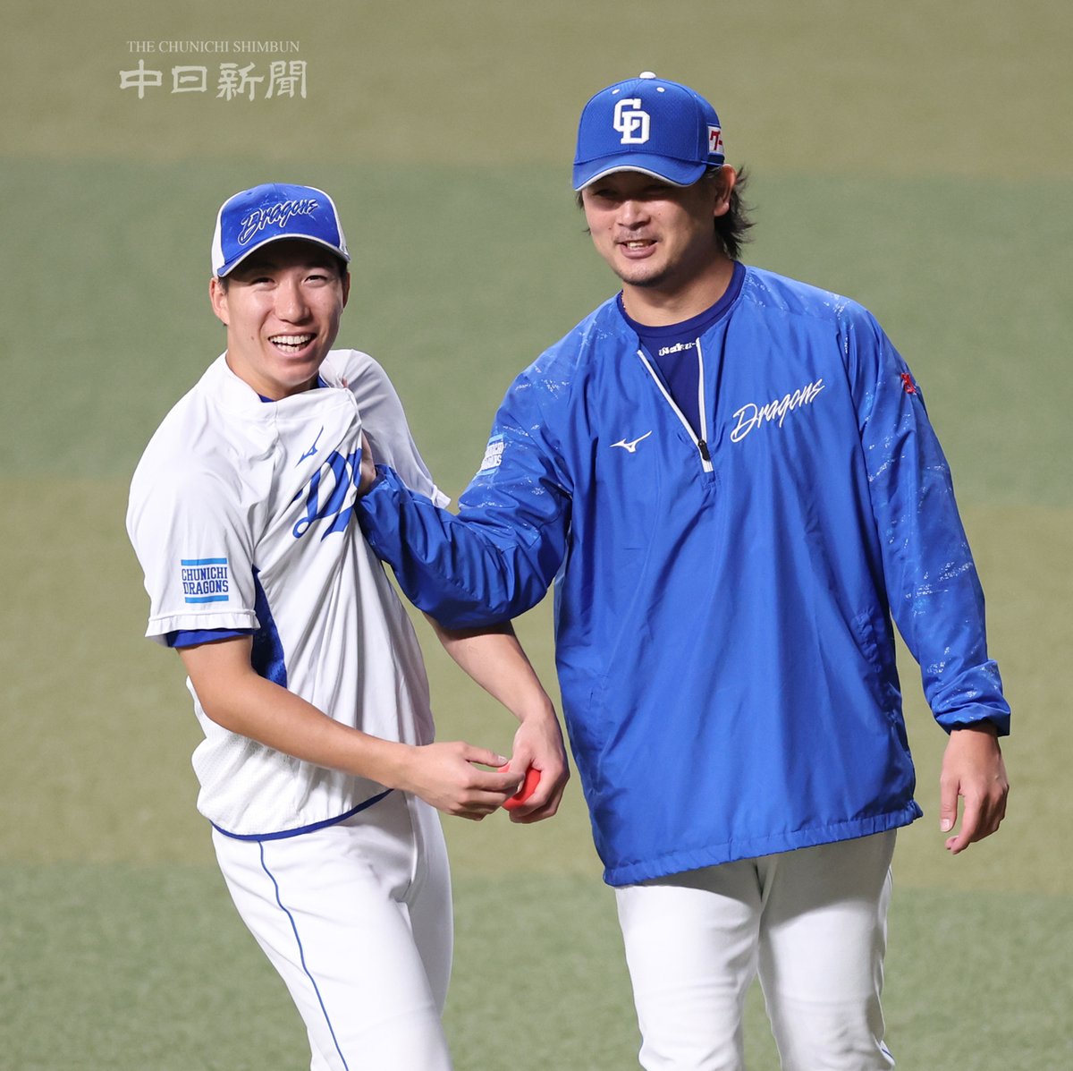 【ドラゴンズ】
橋本投手とじゃれあう涌井投手
#涌井秀章 #橋本侑樹 #中日新聞 #中日スポーツ