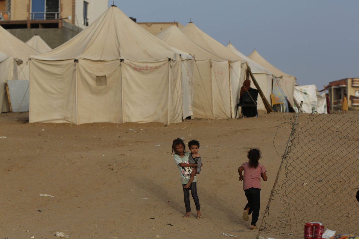 UNRWA's tweet photo. In the past 3 weeks around 1 million people have fled #Rafah

This happened with nowhere safe to go &amp; amidst bombardments, lack of food &amp; water, piles of waste &amp; unsuitable living conditions

Day after day, providing assistance &amp; protection becomes nearly impossible
#CeasefireNow https://t.co/CyVE0angws