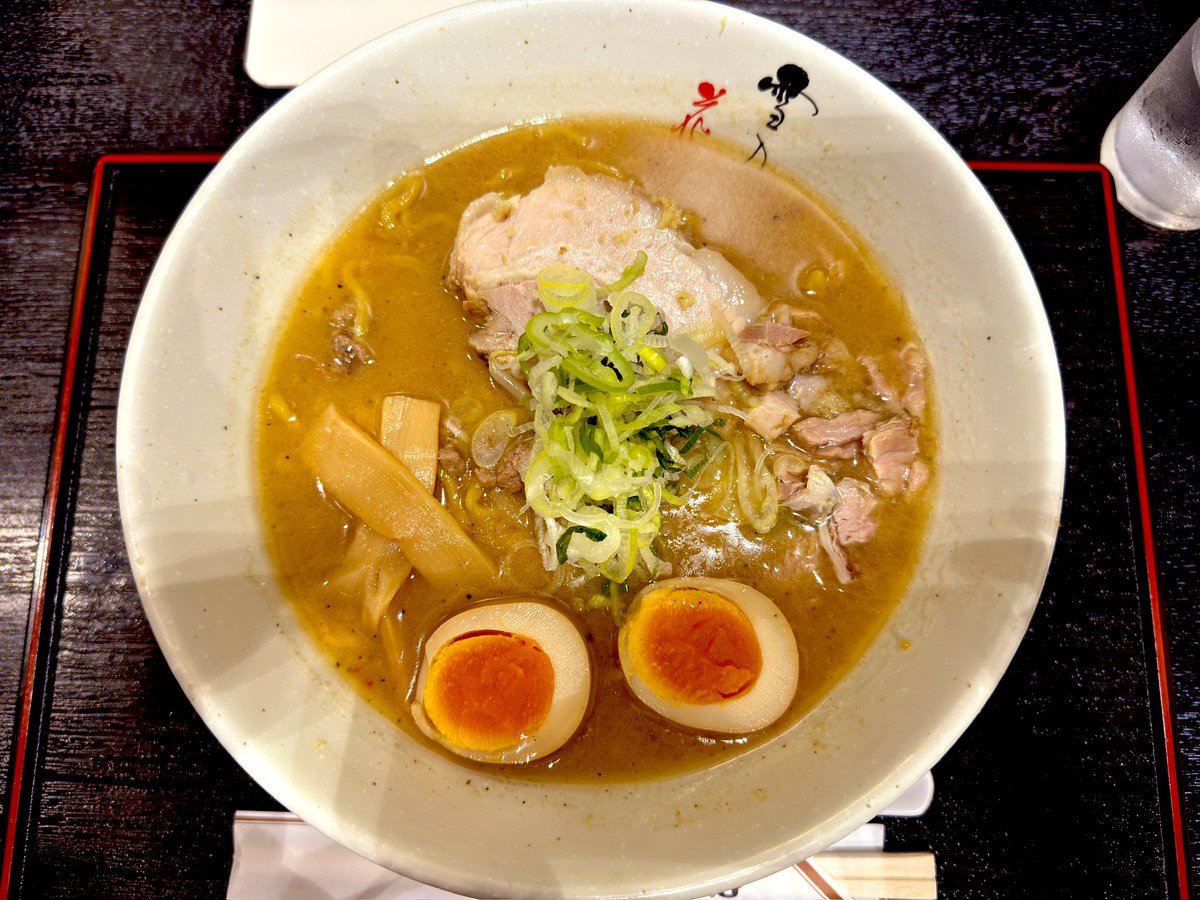 RoyalflashW's tweet photo. 【麺屋 雪月花】　@新宿タカシマヤ

◎初夏の大北海道展◎
◽️味噌らーめん
◽️味付け卵

スープ表面のラードの油膜で最後まで冷めず、
黄色い中太の縮れ麺でコシがあり
味噌の旨味を感じられる純すみ系でした。

とても美味しかったです！
ご馳走様でした！

#新宿
#タカシマヤ
#らーめん
#雪月花 https://t.co/6YIywNFDsi